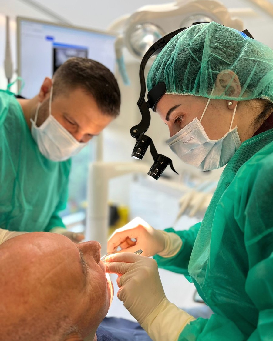 Intervento di implantologia con lenti ingranditrici - clinica Sorriso Sicuro, Tirana