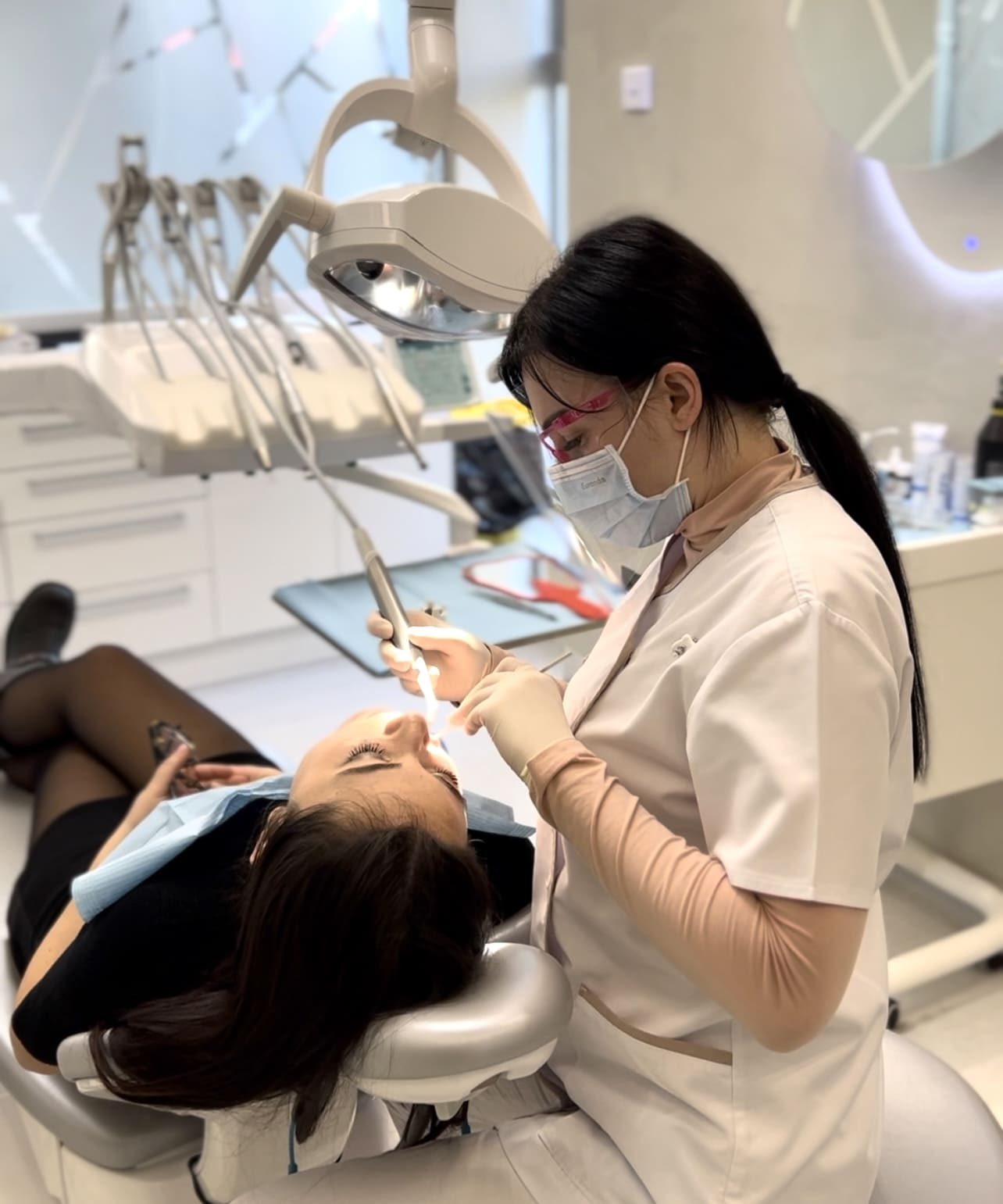 Seduta di igiene e controllo presso la clinica Sorriso Sicuro di Tirana